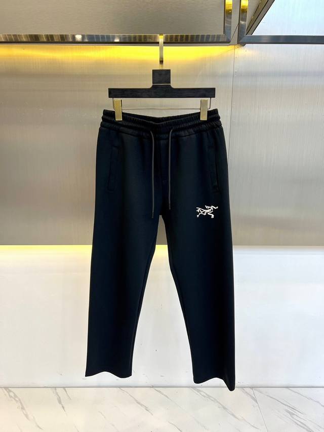Arcteryx 始祖鸟、 2025S春夏新款空气层棉质抽绳卫裤，男士经典印花徽标时尚运动休闲抽绳卫裤！采用客供进口260G嫚巴棉材质，手感柔软舒适，挺括且垂感