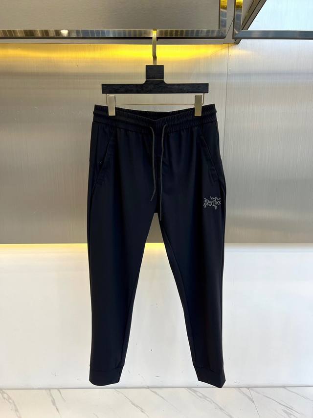 Arcteryx 始祖鸟、2025春夏新品运动休闲卫裤，高级版型立体裁剪 精致Logo，简约休闲款，可休闲了户外，通勤远足 野外徒步保养冷水机洗。分开洗涤。低温