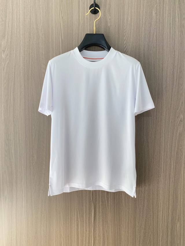 L P2550 春夏新款短袖 整体上色泽较鲜明和光亮，定制丝光棉 手感顺滑揉软，悬垂感特强，质地自然柔软、贴身超级舒服，悬垂感特强！ 莫代尔+氨纶的加厚短袖 T