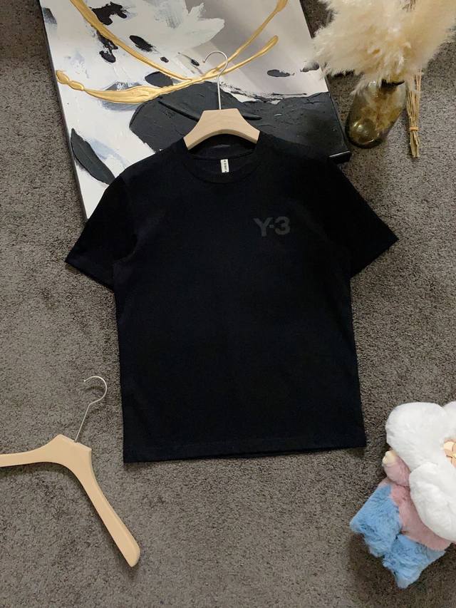 春夏 Ss Y家 小Logo标识体恤 定制贵柜品质双股双纱全棉面料，舒适吸汗，前幅3M硅胶Logo，后幅双工艺硅胶压花精致小标识设计，品质积淀 爆款爆 黑色，M