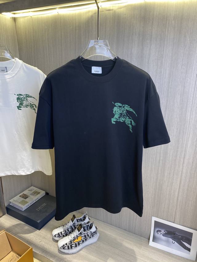 调价 Burberry巴宝莉 2025春夏新款高克重重磅圆领短袖出货啦！！ 春夏出门必备款 定制高克重纯棉面料 搭配当下流行重工工艺 做工走线精细 面料上身舒适