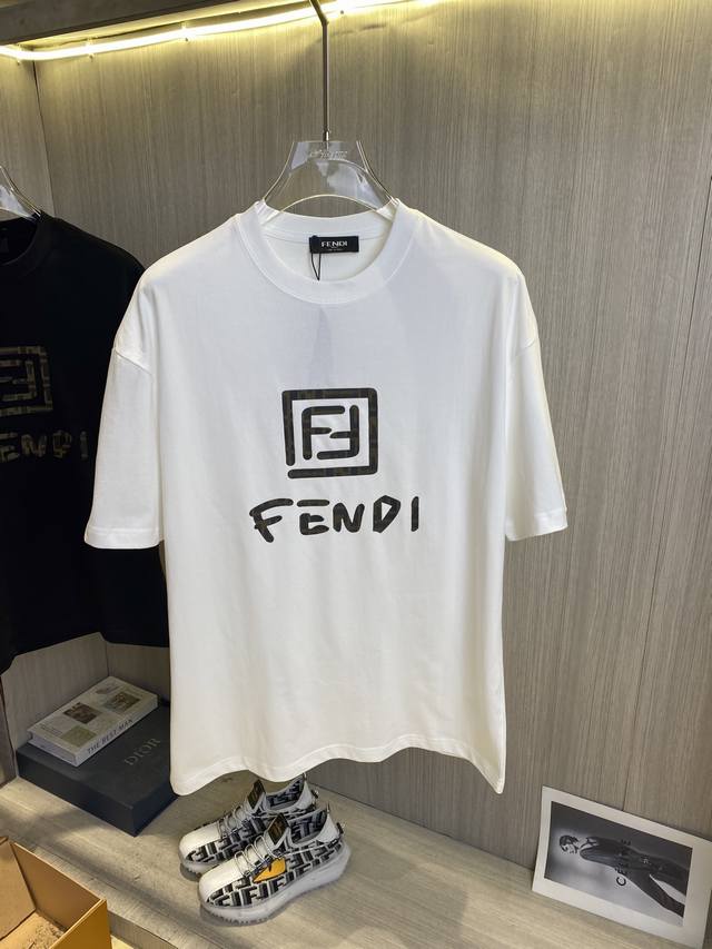 调价 Fendi芬迪 2025春夏新款高克重重磅圆领短袖出货啦！！ 春夏出门必备款 定制高克重纯棉面料 搭配当下流行重工工艺 做工走线精细 面料上身舒适 三标齐
