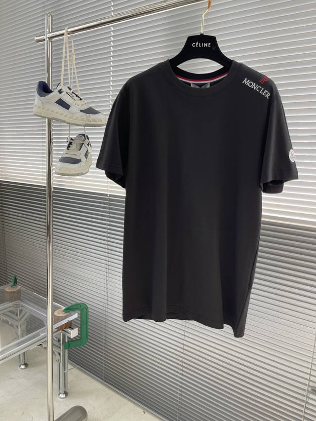 Mon 25Ss新品 手臂经典小章仔加领口刺绣设计相呼应 圆领短袖T恤 棉质面料上身舒适柔软 简约百搭款 推荐人手入 码数：S-Xxl O
