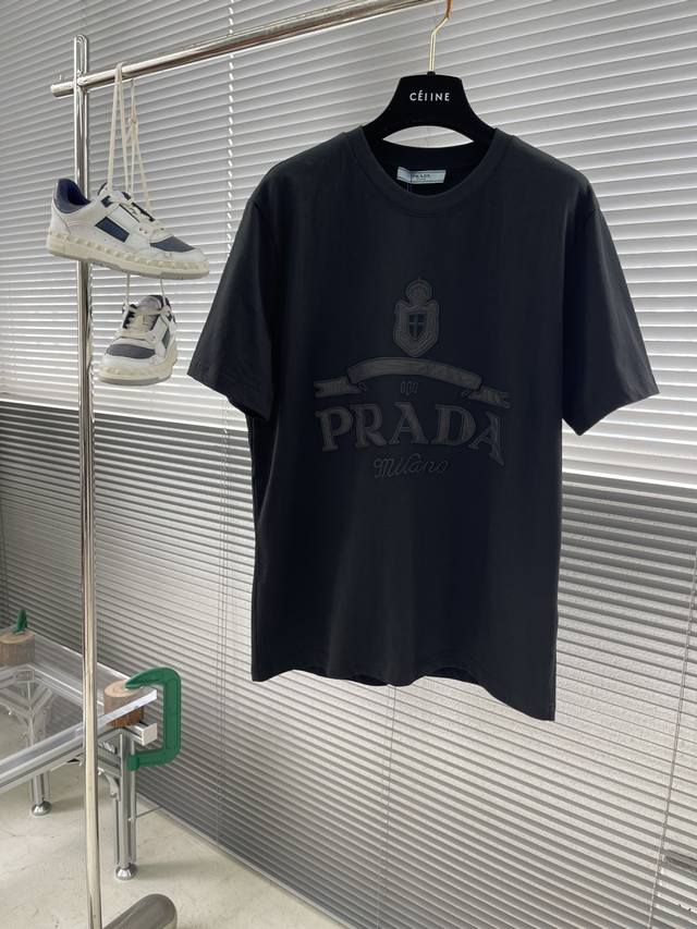 Prad 2025春夏新款短袖T恤，最新款全网独家首上！！~既经典有时尚百搭，谁不爱啊，将经典再次展现，非常的耐看，自带低奢光环与辨识度！Pr*Da传统的品牌理