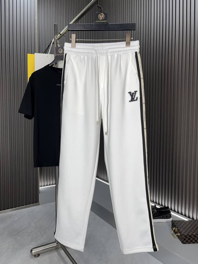 Bjl Lv驴牌2025夏季最新款男士休闲裤。专柜主打款，采用全客供面料，面料挺括有型，手感细腻丰润，垂感十足。一款最基础单品！简洁又极具设计感在运动服饰中，无