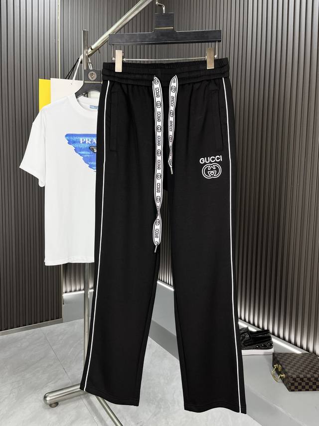 古奇：2025春夏最新系列男士休闲裤！采用客供弹力柔棉材质，柔软细腻，手感绝佳！品牌格调一览无余！极简主义设计，没有多余浮夸的元素来宣兵夺主，细节做工精细，五金