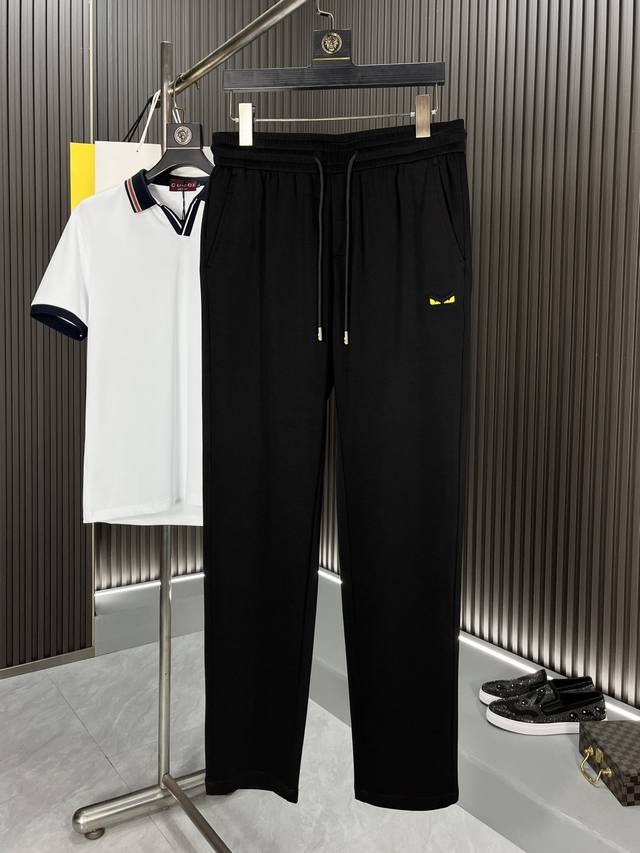 芬迪：2025春夏新品休闲裤！奢华经典品牌Logo设计！松紧腰休闲裤 经典百搭 奢华品牌经典元素经典休闲设计！大大提升了搭配性 合体的版型 两侧插袋 亲肤柔软透