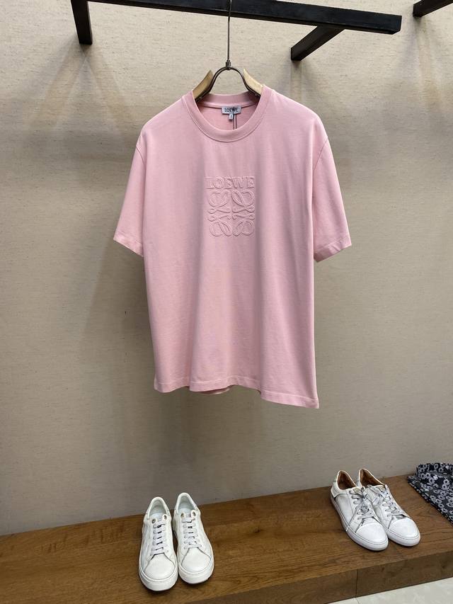 Loewe，罗意威 2025Fw春夏系列炒色洗水棉质半袖T 恤，贴布刺绣Logo字母 轻盈棉质平纹针织 T 恤 宽松版型，这件T恤我可以穿到天荒地老 经典款T恤