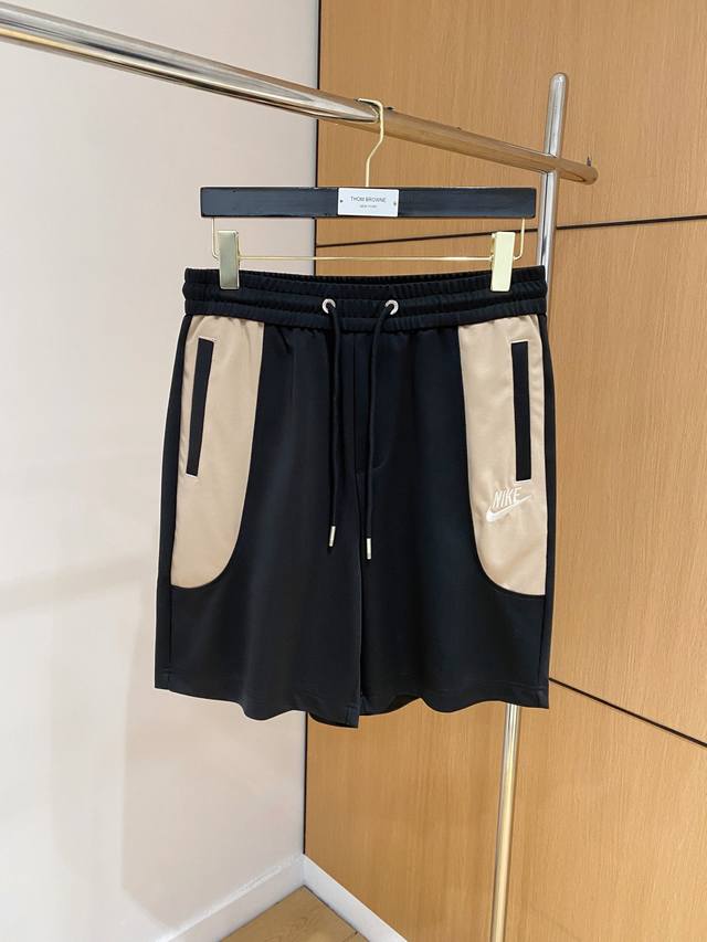 Nike 2025春夏新款男士休闲短裤 高端货简洁时尚大方 定制原版进口面料 简洁利落又清爽 品质做工细节经得起任何形式检验简约大方百搭款 上身优雅帅气，焕然一