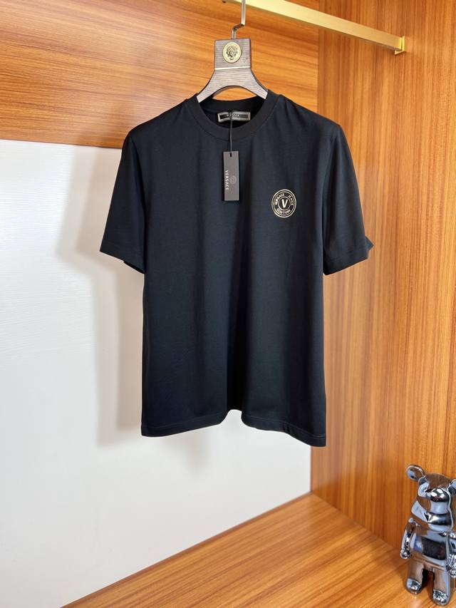 Versace 范思哲 2025年春夏新品上新 三标齐全 圆领短袖T恤 好货不用过多介绍 看细节 专柜码数：S-Xl 175 140建议M