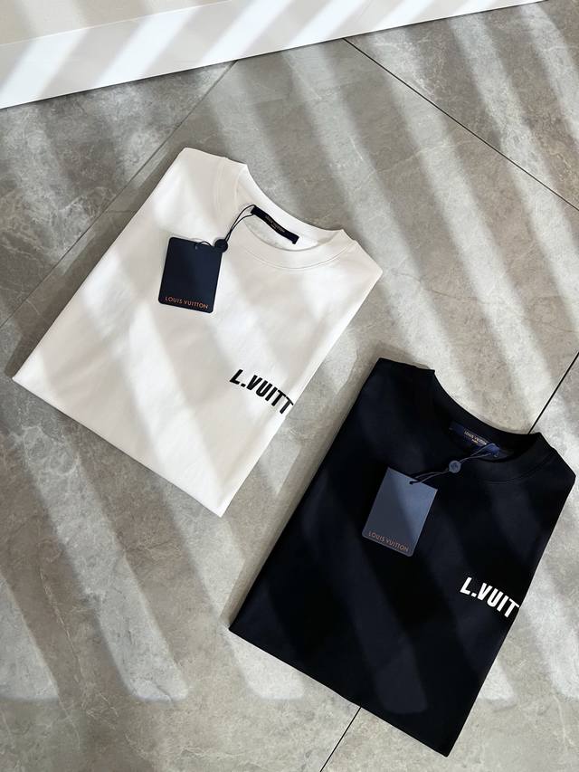 Louisvuitt*路易*登 2025春夏全新系列单品上线，非常时髦前卫的一款男女同款短袖T恤，标识Logo图案压胶修饰！区别于以往的不同，宣示品牌传承多年的