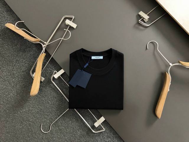 Prad*合身版型M-Xxxl 25春夏顶级黑色下摆口袋融合金属三角标织带款重磅经典短袖，精致工艺专柜面料，顶级元素融合打造，经典短袖3标齐全，潮男时尚，无论是