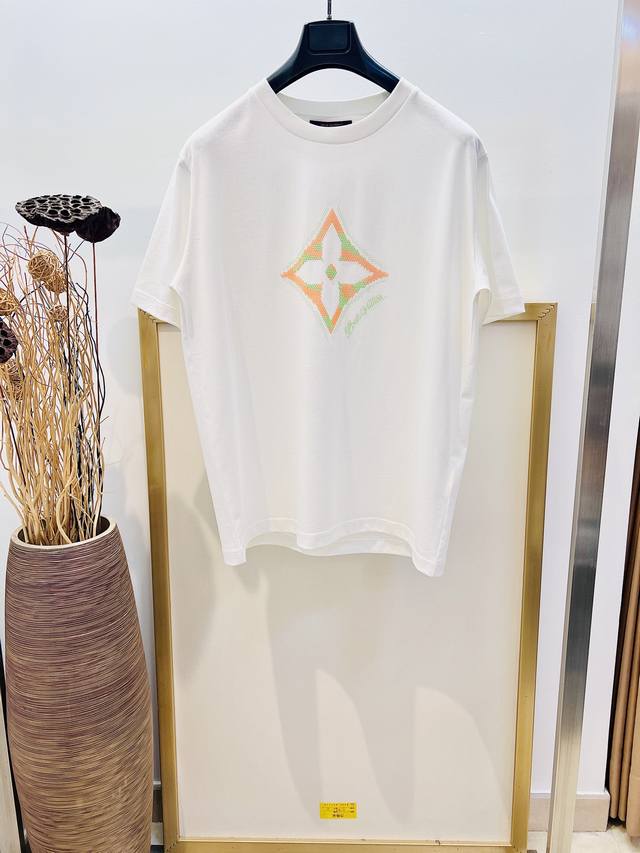 Size 46 48 50 52 男女同款 1V路易家 Monogram 花卉 3D 渐变印花 T 恤 本款 T 恤为胸前融入明丽 3D 打印Monogram