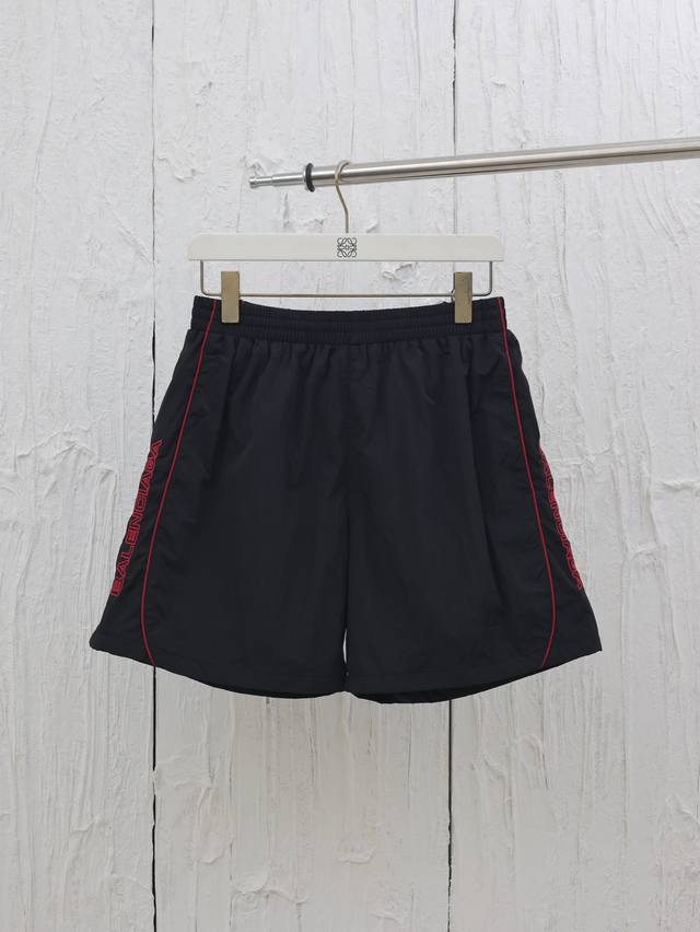 Balenciaga* 巴黎25新款Lion Ub曼联运动短裤 采用进口田岛机万针刺绣线型采用进口高士线字母图案勾勒设计清晰人工精准 选用定制尼龙面料，质感十足