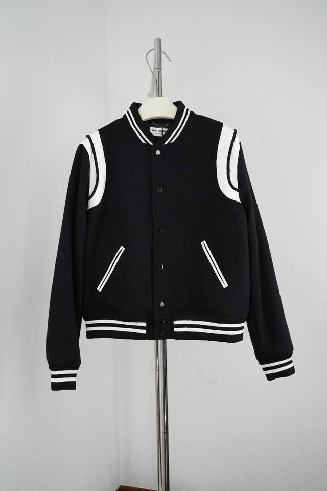 Saint Laurent 圣罗兰经典羊毛拼接羊皮棒球服明星同款 最新爆款出品熟悉的朋友们没有不知道棒球服的羊毛拼接羊皮设计颜色不断更新让追崇 Teddy版型的
