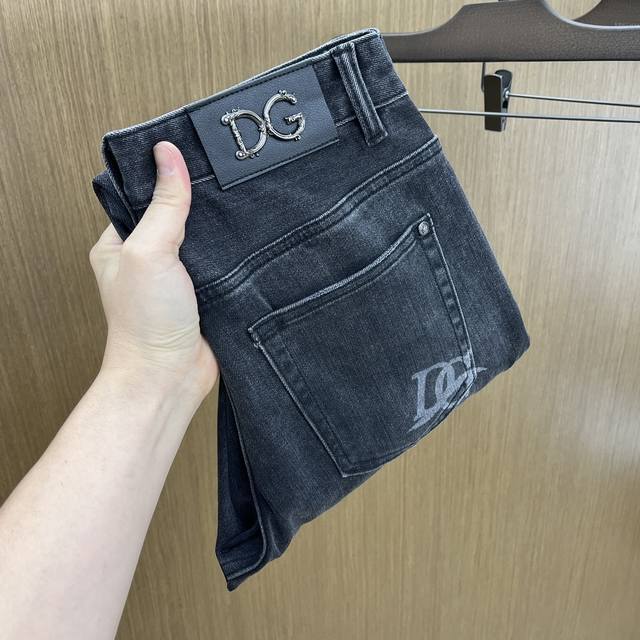 Dg Ss春夏爆款新品 秋冬牛仔裤柔软亲肤面料 重工定位洗水 专柜限量款 奢华感订制头层皮铭牌 工艺+洗水外贸品质感细节处理满满到位 这颜色绝对爱了爱了专柜秋冬