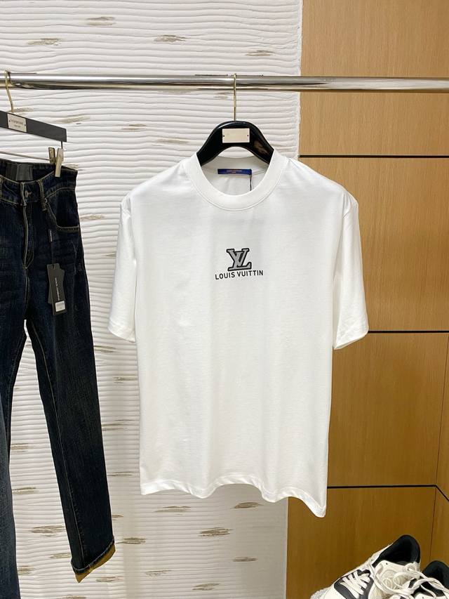 Lv单穿打底都是首选 高定面料纯棉面料！2025春夏新品短袖时尚经典圆领短袖时尚单品设计，更加时尚舒适，高标准定制，上身非常有型，胸前品牌经典Logo 图案 客