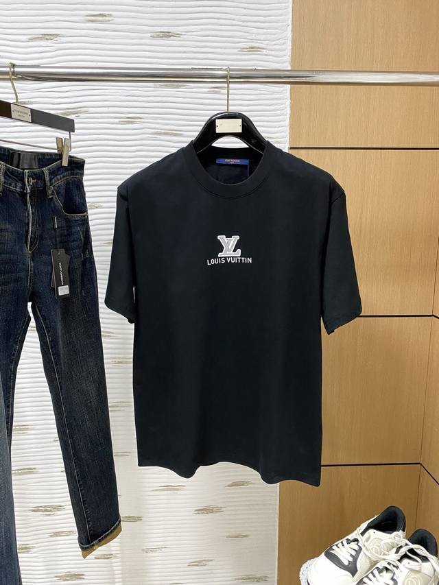 Lv单穿打底都是首选 高定面料纯棉面料！2025春夏新品短袖时尚经典圆领短袖时尚单品设计，更加时尚舒适，高标准定制，上身非常有型，胸前品牌经典Logo 图案 客