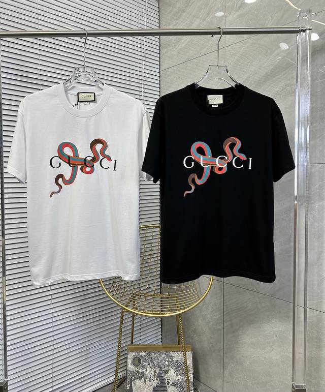 Agucci 古驰 2025最新款情侣款圆领短袖 情侣T恤～ 春夏新品 高品质 定制Logo印花工艺～时尚百搭潮款 定制进口面料 ！穿着舒适 透气 时尚不失个性