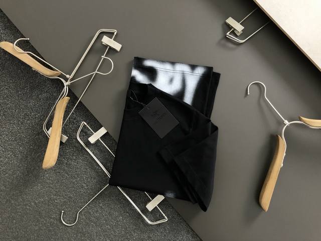 Szn*微宽版型S-Xl 25早春最新下摆直喷幅Logo重磅短袖，高端品质专柜原单圆领援助，顶级制作工艺进口面料，专柜款独特设计，采用进口高端订制进口丝线手感一