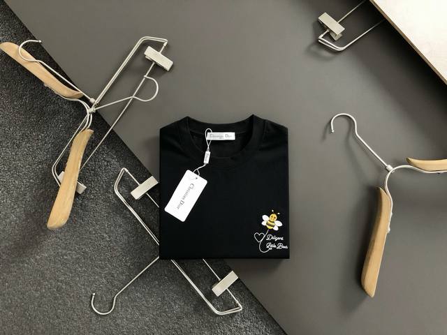 Dir*合身版型M-Xxxl 25早春最新小蜜蜂立体刺绣重磅短袖，高端品质专柜原单圆领短袖，顶级制作工艺进口面料，专柜款独特设计，采用进口高端订制进口丝线手感一