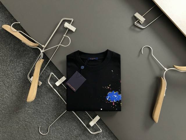 L牌*微宽版型S-Xl 25早春最新经典手绘泼墨刺绣融合重磅短袖，高端品质专柜原单圆领援助，顶级制作工艺进口面料，专柜款独特设计，采用进口高端订制进口丝线手感一