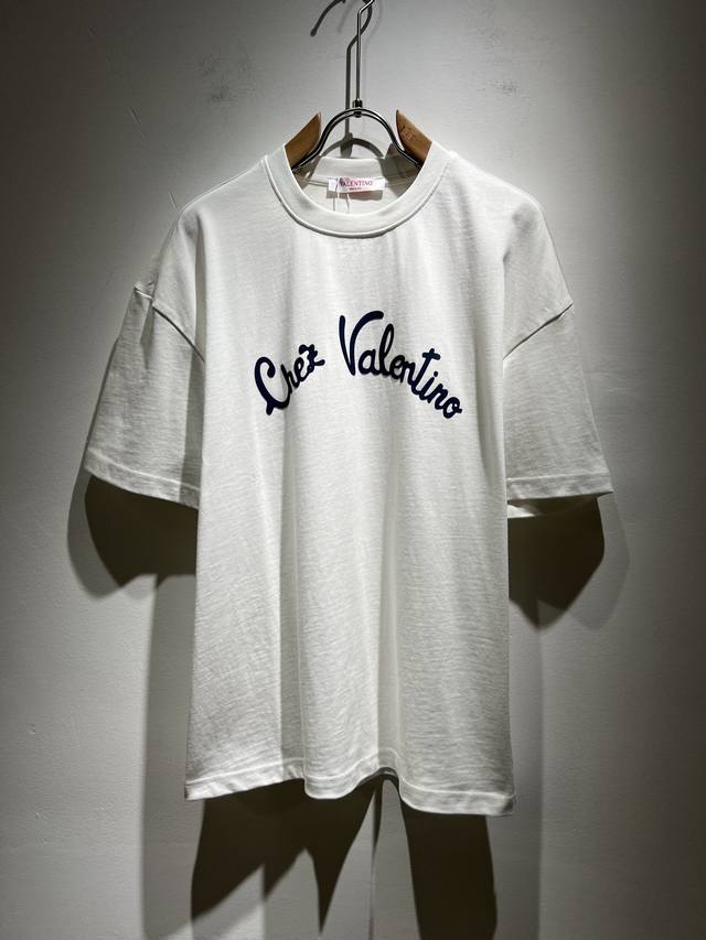 Valenti*O华伦*奴～柜台款、2025春夏新款短袖T恤衫，胸前Logo压胶设计！简单时尚而年轻，百搭风格，上身感很年轻优雅！永远不会过时。各大柜台同步上市
