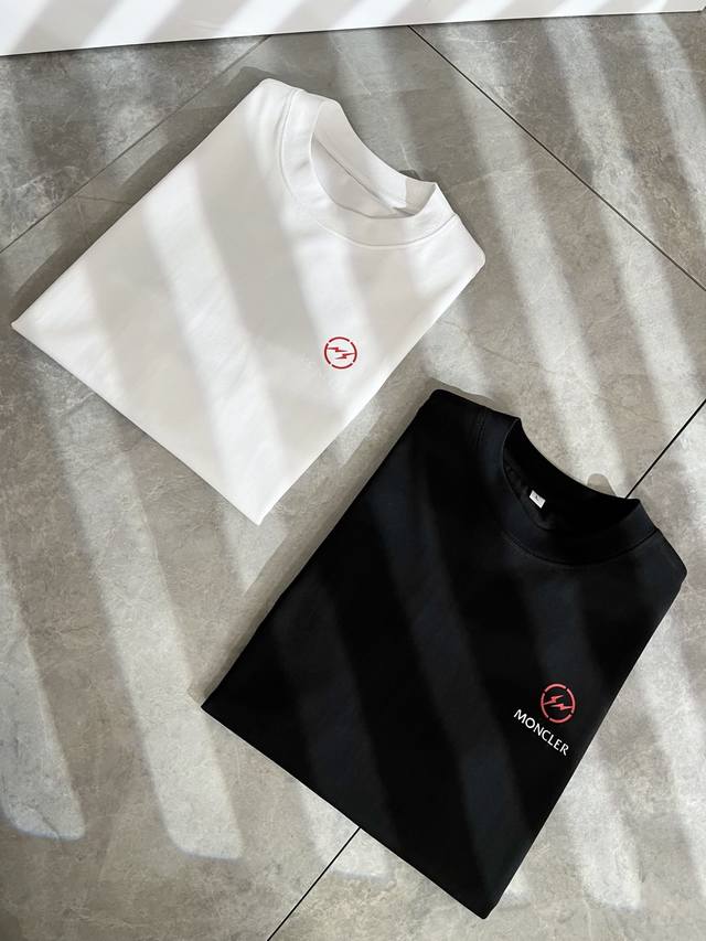 Moncler蒙家 2025春夏男女同款情侣款最新的贸易订单短袖T恤，全品相！！网红款！采用Logo图案印花设计！上身舒适透气，不僵硬，整体有着丰富的立体感，品