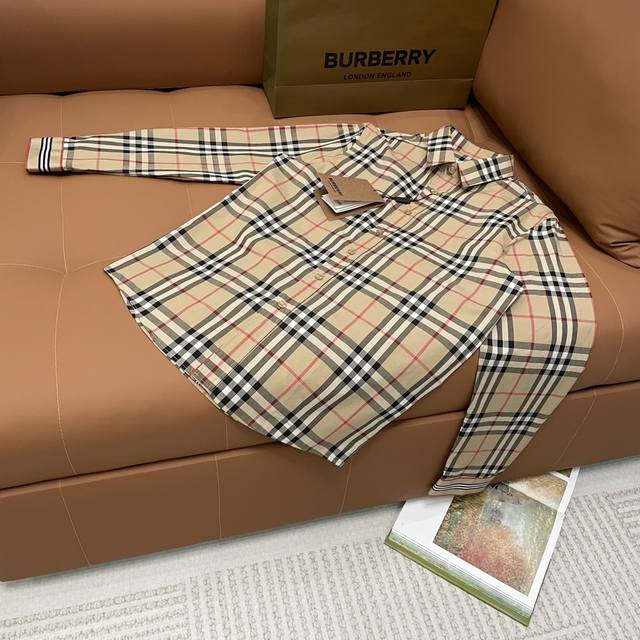 Burberry巴宝莉袖口织带长袖衬衫 衬衣版型采用原版调节 面料采用100%纯棉格纹原版定制面料 红外线定位裁剪 门襟 前后幅和双袖皆对位对格 进口缝纫设备