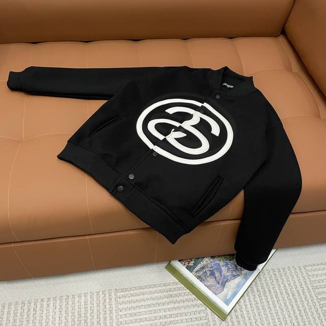 Stussy 斯图斯 棒球服夹克外套 男女同款 订购原版开模 历时一个月终于出货了，简直太爱了 上身真的超级帅。抖音某博主讲今年Lv新出的会成为未来的趋势，随意