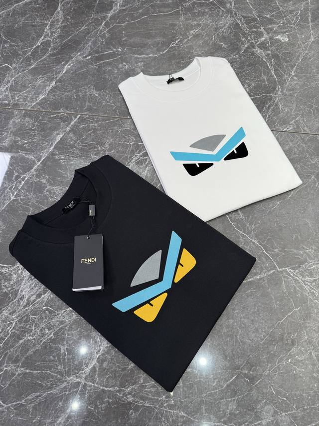 Fendi 25Ss新款圆领T恤！潮人必备！胸前定制品牌字母立体胶工艺.经典色彩搭配时尚好看.整体效果年轻有活力！280G棉材质精制而成，着感手感都相当舒适.手
