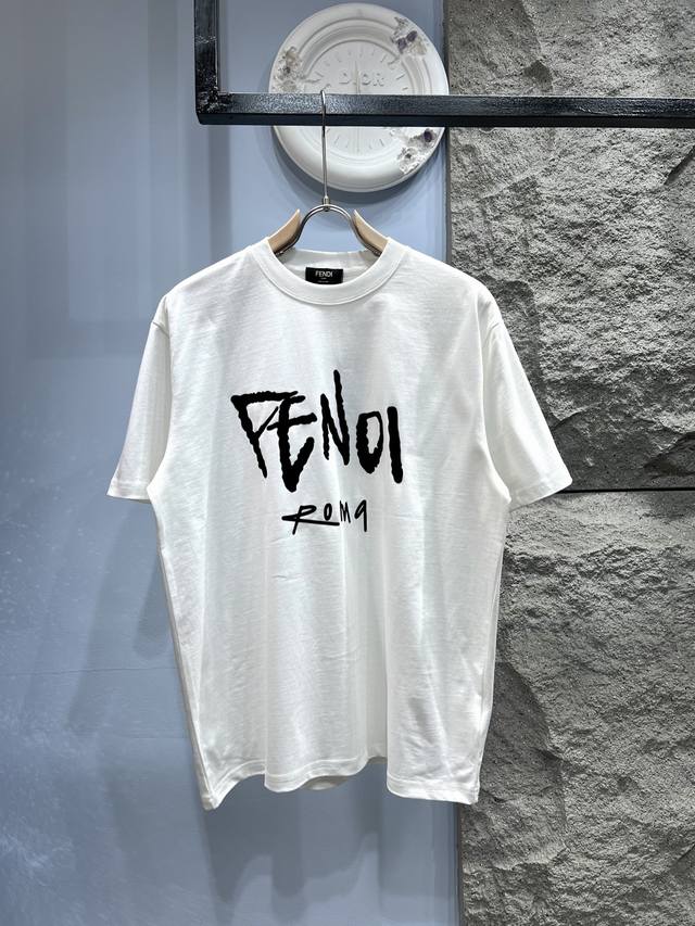 Fendi*芬迪 织带旗帜短袖T恤* *采用280克全棉面料，面料手感舒适.亲肤透气不起球！整件衣服车工走线整齐平整，上身休闲舒适！ *饰以上方点缀以品牌标志性