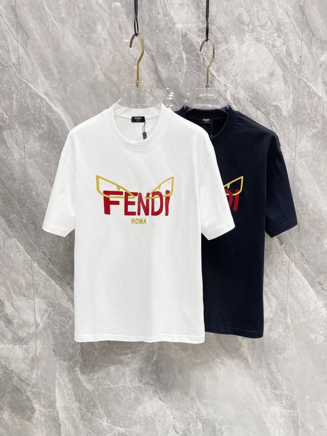 Fendi 25Ss早春经典新品T恤！26克高克重纯棉面料，穿着舒适。设计简约，时尚潮流。微阔版型，休闲自在，适合各种场合穿着。无论是逛街、聚会还是休闲时光，这