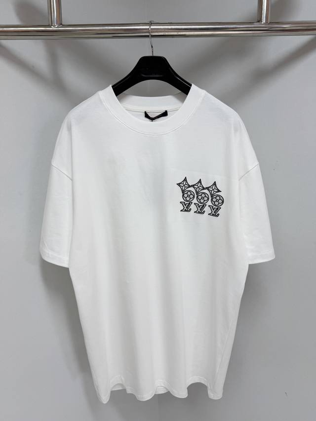 LV 24 短袖T恤定制260克同缸染面料 手感非常舒服春夏最新砖柜同步 Os落肩版型 时尚又个性 超级百搭好看的一款男女都非常合适 人手必备款 尺码：S-Xl