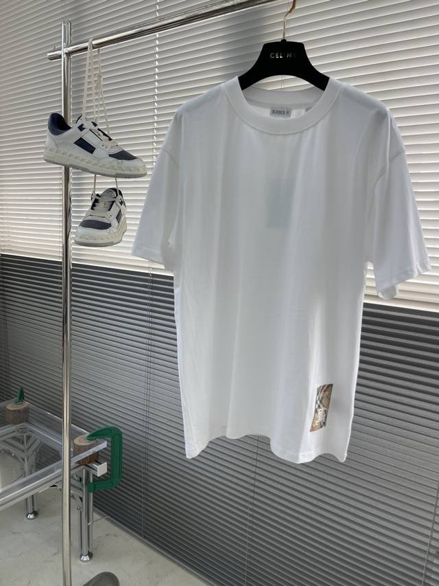 Bbr 跑量款 微标贴布战马标识短袖T恤 微阔版型 客供订织240克纯棉面料 手感柔软细腻清凉舒适更适合春夏款 战马微标贴布标识 经典款 非常百搭且辨识度很高