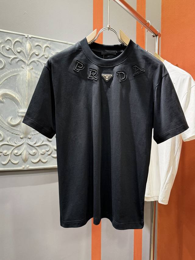 Prada 普拉达 2025春夏新款短袖T恤！走秀图案时尚休闲短袖T恤衫！设计Logo设计！极具设计精选客供100%全棉面料，手感柔软亲肤，着身舒适透气性都无法