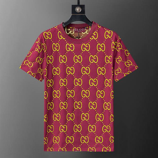 Gucci 古驰 2025年春夏新款男装T恤，双色面料，激光烧花显底色工艺，款式时尚又 帅气，面料舒适，做工严谨 ，走线工整。上身效果好 码数 M-3Xl 酒红