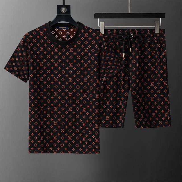 Louis Vuitton 路易威登2025年春夏新款男装休闲短袖短裤套装，双色面料，激光烧花显底色，款式时尚又 帅气，面料舒适，做工严谨 ，走线工整。上身效果