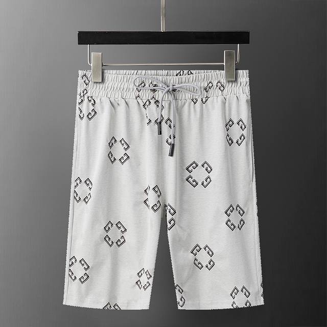 Gucci 古驰 2025年春夏新款男装休闲短裤，双色面料，激光烧花显底色，款式时尚 帅气，面料舒适，做工严谨 ，走线工整。上身效果好 码数 M-3Xl 灰黑色