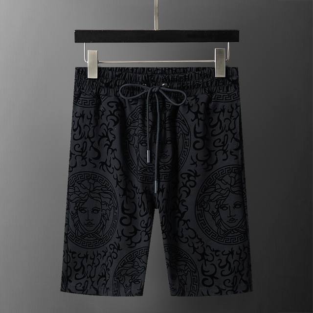 Versace 范思哲 2025年春夏新款男装休闲短裤，满身植绒印花工艺，款式时尚 帅气，面料舒适，做工严谨 ，走线工整。上身效果好 码数 M-3Xl 黑色