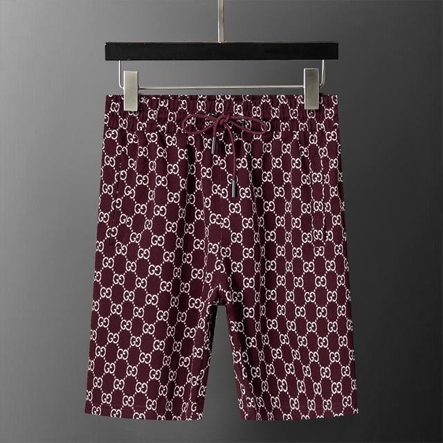 Gucci 古驰 2025年春夏新款男装休闲短裤，经典Gg提花面料，款式时尚 帅气，面料舒适，做工严谨 ，走线工整。上身效果好 码数 M-3Xl 酒红色