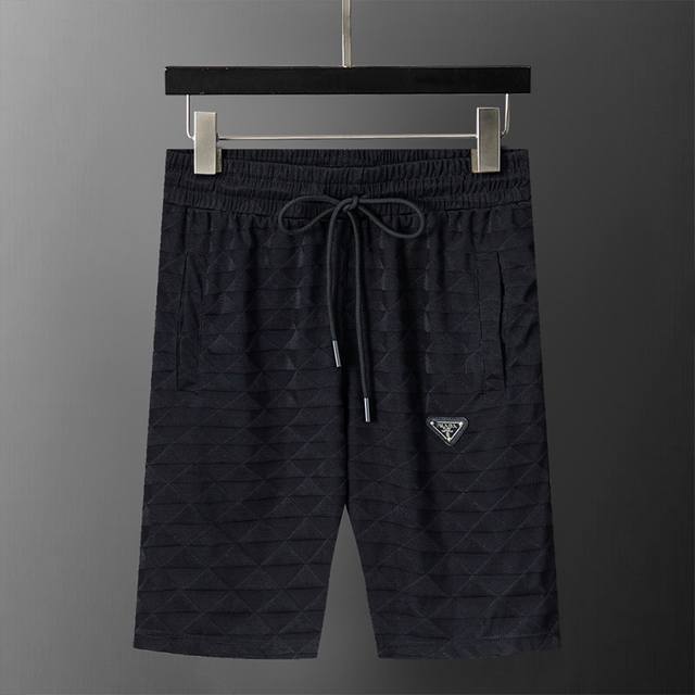 Prada 普拉达 2025年春夏新款男装休闲短裤，三角形提花面料，搭配皮牌，款式时尚 帅气，面料舒适，做工严谨 ，走线工整。上身效果好 码数 M-3Xl 黑色