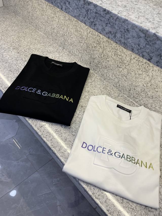 Dg杜嘉班纳25 Ss主新品春夏首发专柜 品相完美 最新款短袖圆领T恤高端订制 设计前卫时尚！品牌Logo重工艺设计高端定制长绒欧棉180克面料手感柔软.穿着舒