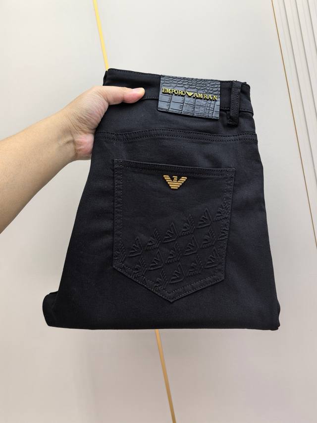 阿玛尼。2025春夏最新推出男士牛仔裤新品！重工水洗牛仔面料，定制面料和一般牛仔布料比起来，更加柔软舒适！超重工洗水工艺 双工艺洗水 整条裤子，手感舒适，细腻程