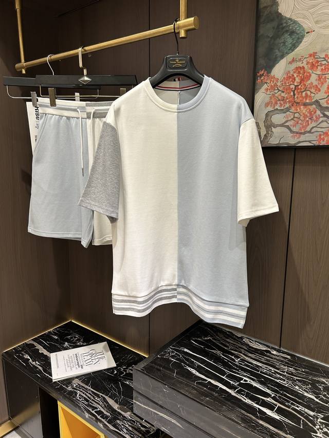 衣服- 。裤子- 。 Tb2025春夏新款短袖短裤套装，既经典又百搭，谁不爱啊，将经典再次展现非常的耐看，自带低奢光环与辨识度 理念和现代化的先进技术进行了完美