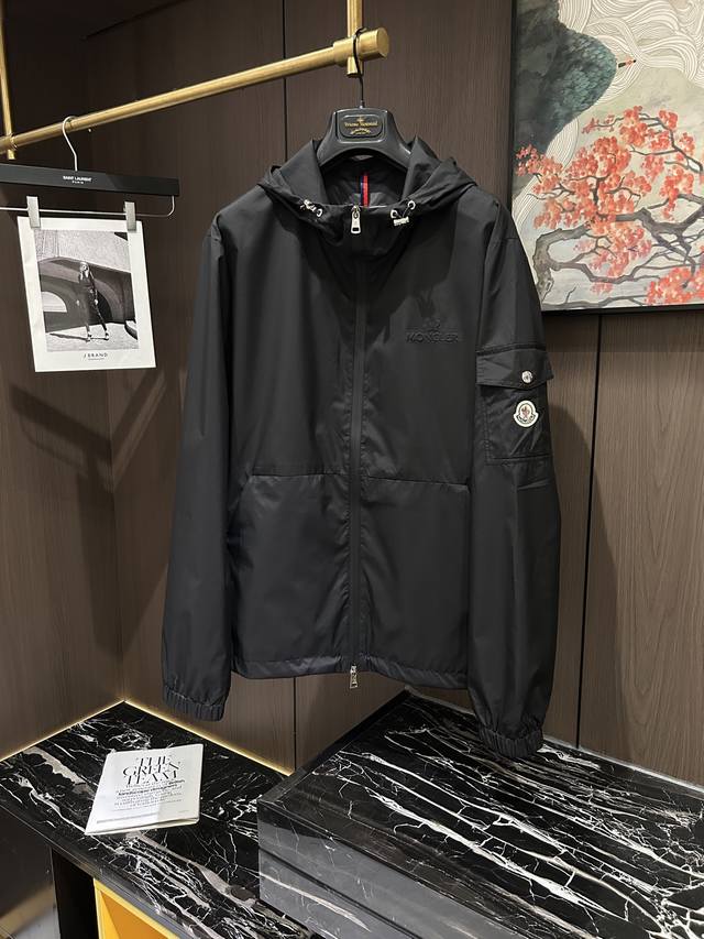 Mon25S春夏男士连帽外套夹克.......主体高密度聚酯纤维面料 满足于常规休闲且包容所有场合的着装需求，出在穿搭季属于极出色的首选单品，实穿性极佳！！！码