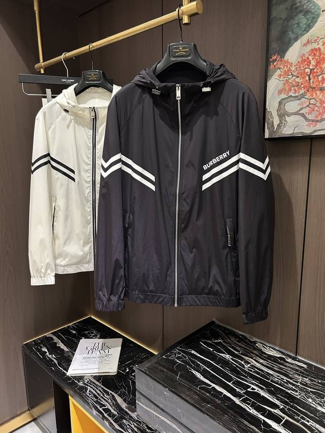 Bur25S春夏男士连帽外套夹克.......主体高密度聚酯纤维面料 满足于常规休闲且包容所有场合的着装需求，出在穿搭季属于极出色的首选单品，实穿性极佳！！！码