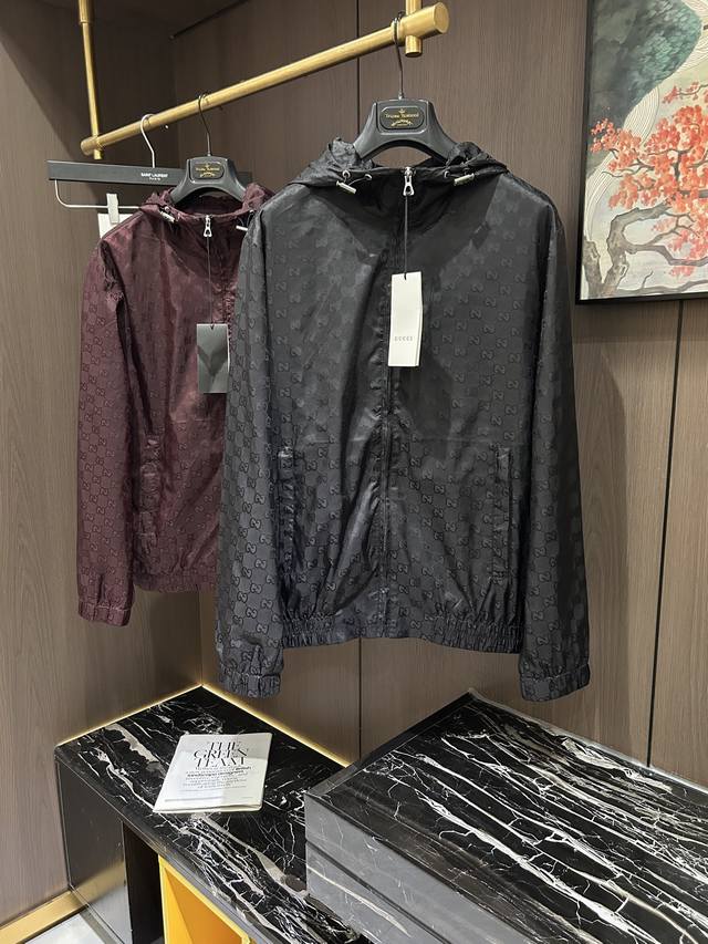 Gu25S春夏男士连帽外套夹克.......主体高密度聚酯纤维面料 满足于常规休闲且包容所有场合的着装需求，出在穿搭季属于极出色的首选单品，实穿性极佳！！！码数