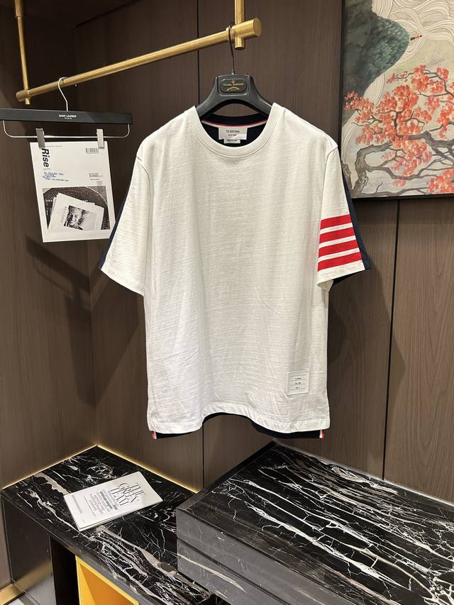 Tb2025夏季新款高端男士圆领短袖T恤贸易公司出。上身时髦出众 简单随性通勤单品 无论单穿或是内搭都非常好看！采用客供纯棉面料 触感柔软细腻 贴身穿着亲肤透气