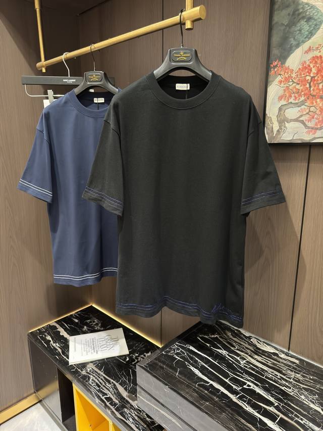 Bur2025 春夏新款短袖 整体上色泽较鲜明和光亮，手感顺滑揉软，悬垂感特强，质地自然柔软、贴身超级舒服，悬垂感特强！ T恤日常穿搭很自在很实用，超级的有韧性